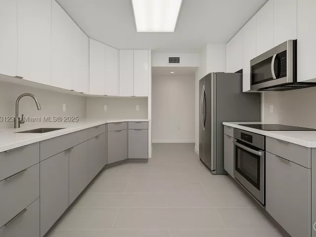 2-bedroom condo for sale in Aventura - 3370 Hidden Bay Dr 804 - MondialRealty