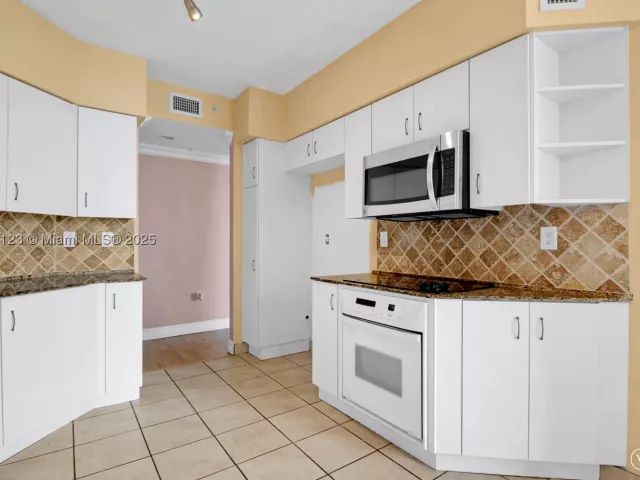 2-bedroom condo for sale in Aventura - 3370 Hidden Bay Dr 804 - MondialRealty