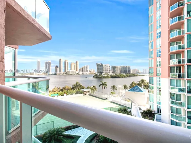 2-bedroom condo for sale in Aventura - 3370 Hidden Bay Dr 804 - MondialRealty