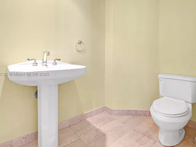 2-bedroom condo for sale in Aventura - 3370 Hidden Bay Dr 804 - MondialRealty