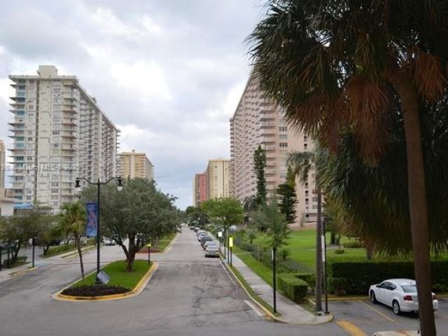 3-bedroom condo for sale in Sunny Isles Beach - 290 174th St M10 - MondialRealty