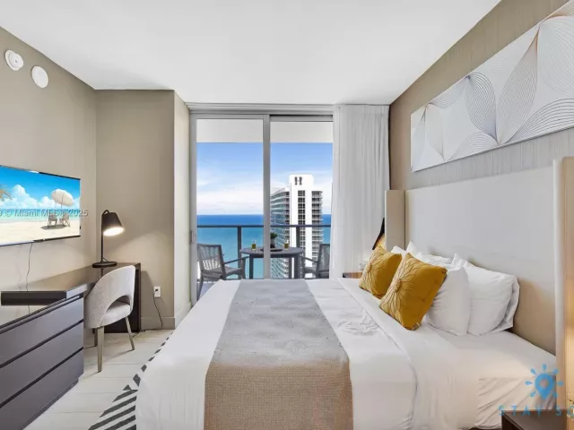 2-bedroom condo for sale in Hollywood -  - MondialRealty