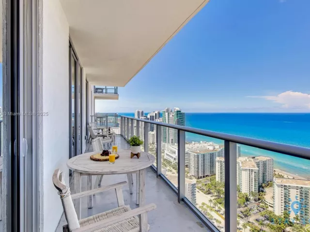 2-bedroom condo for sale in Hollywood -  - MondialRealty