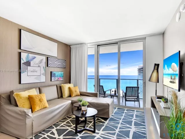 2-bedroom condo for sale in Hollywood -  - MondialRealty