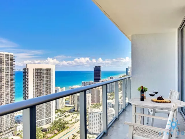 2-bedroom condo for sale in Hollywood -  - MondialRealty