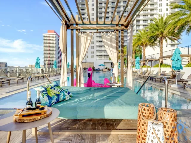 2-bedroom condo for sale in Hollywood -  - MondialRealty