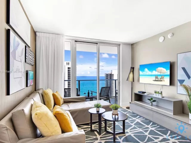 2-bedroom condo for sale in Hollywood -  - MondialRealty