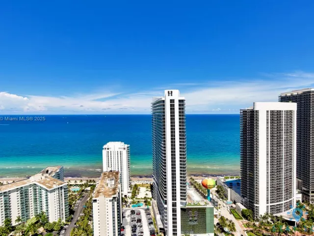 2-bedroom condo for sale in Hollywood -  - MondialRealty