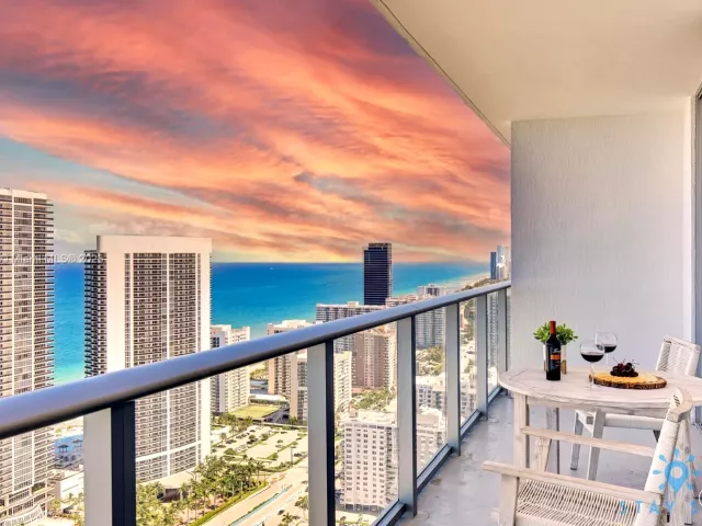 2-bedroom condo for sale in Hollywood -  - MondialRealty