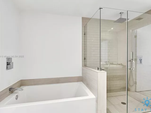 2-bedroom condo for sale in Hollywood -  - MondialRealty