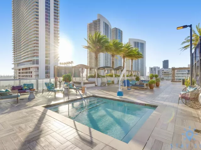 2-bedroom condo for sale in Hollywood -  - MondialRealty