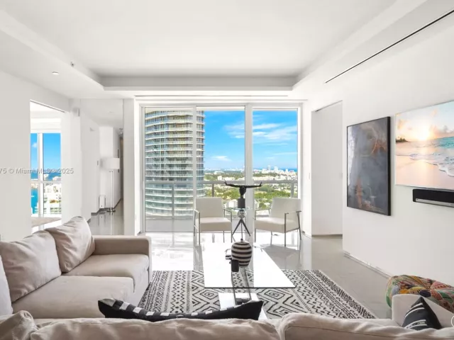 2-bedroom condo for sale in Miami Beach - 450 Alton Rd PH 4104 - MondialRealty
