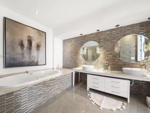 2-bedroom condo for sale in Miami Beach - 450 Alton Rd PH 4104 - MondialRealty
