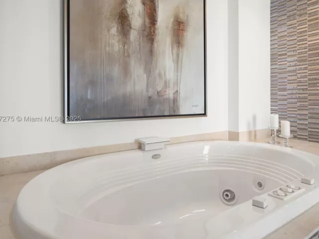 2-bedroom condo for sale in Miami Beach - 450 Alton Rd PH 4104 - MondialRealty
