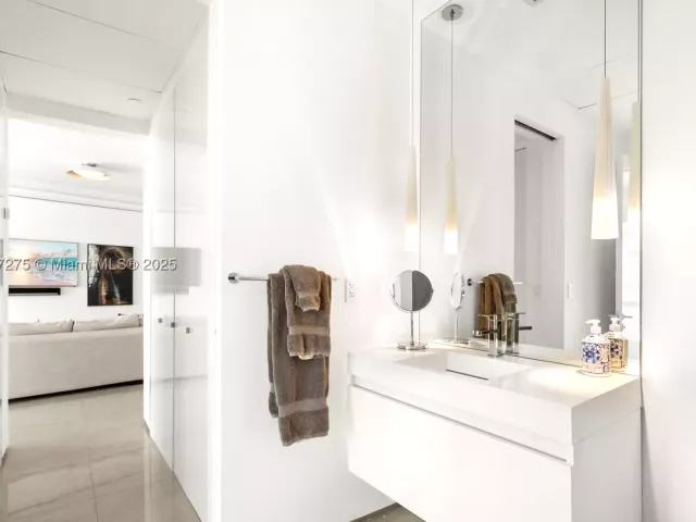 2-bedroom condo for sale in Miami Beach - 450 Alton Rd PH 4104 - MondialRealty