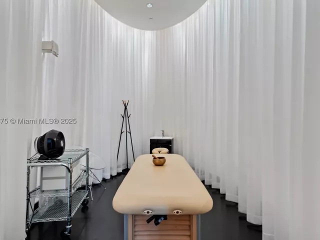 2-bedroom condo for sale in Miami Beach - 450 Alton Rd PH 4104 - MondialRealty