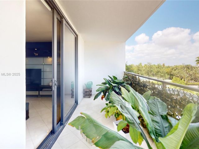 2-bedroom condo for sale in Hallandale Beach - 2500 PARKVIEW DR 507 - MondialRealty