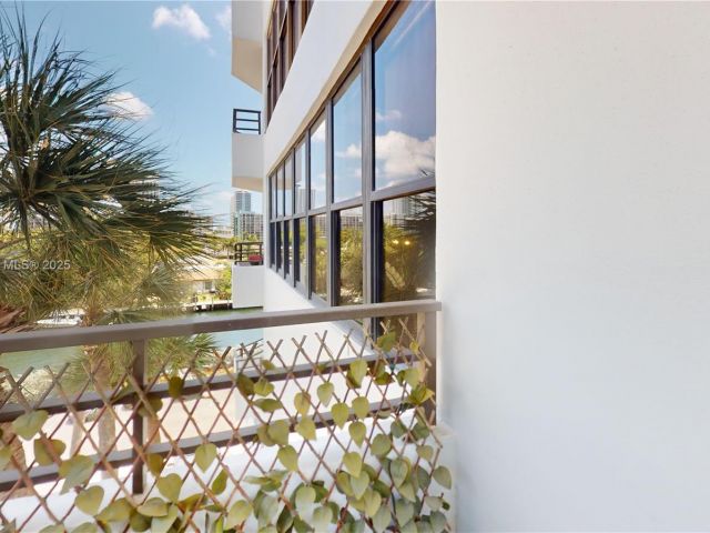 2-bedroom condo for sale in Hallandale Beach - 2500 PARKVIEW DR 507 - MondialRealty
