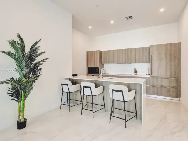 2-bedroom condo for rent in Sunny Isles Beach - 17550 Collins Ave PH2 - MondialRealty