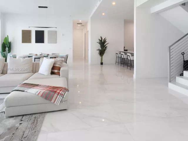 2-bedroom condo for rent in Sunny Isles Beach - 17550 Collins Ave PH2 - MondialRealty