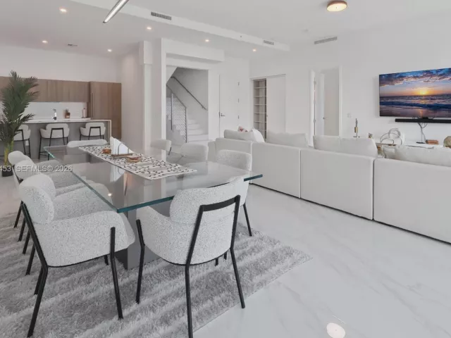 2-bedroom condo for rent in Sunny Isles Beach - 17550 Collins Ave PH2 - MondialRealty