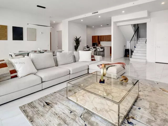 2-bedroom condo for rent in Sunny Isles Beach - 17550 Collins Ave PH2 - MondialRealty