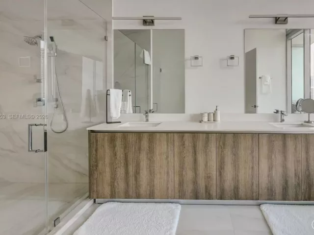 2-bedroom condo for rent in Sunny Isles Beach - 17550 Collins Ave PH2 - MondialRealty