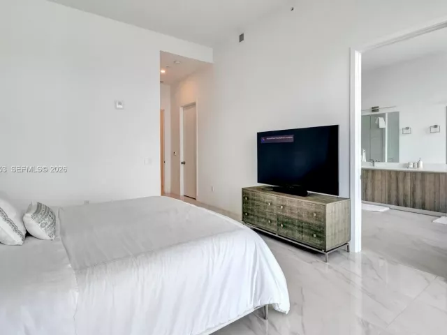 2-bedroom condo for rent in Sunny Isles Beach - 17550 Collins Ave PH2 - MondialRealty