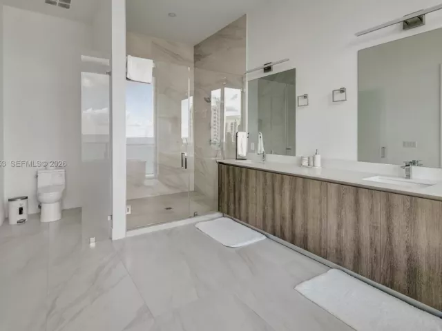 2-bedroom condo for rent in Sunny Isles Beach - 17550 Collins Ave PH2 - MondialRealty