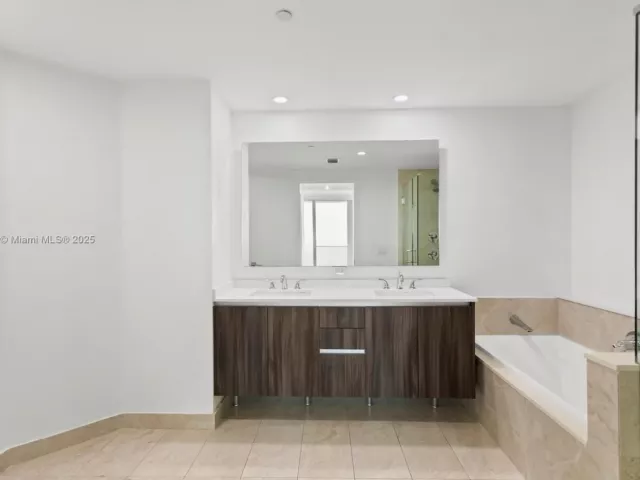 Apartment for sale  Unit #3401 - photo 6782131