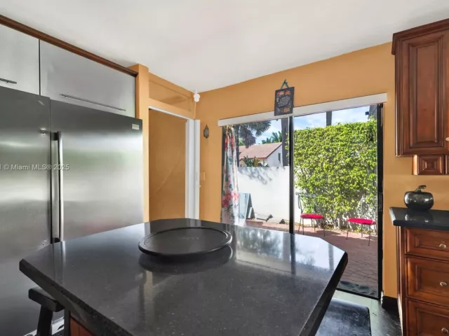 5-bedroom home for sale in Miami - 10720 SW 117th Ct - MondialRealty