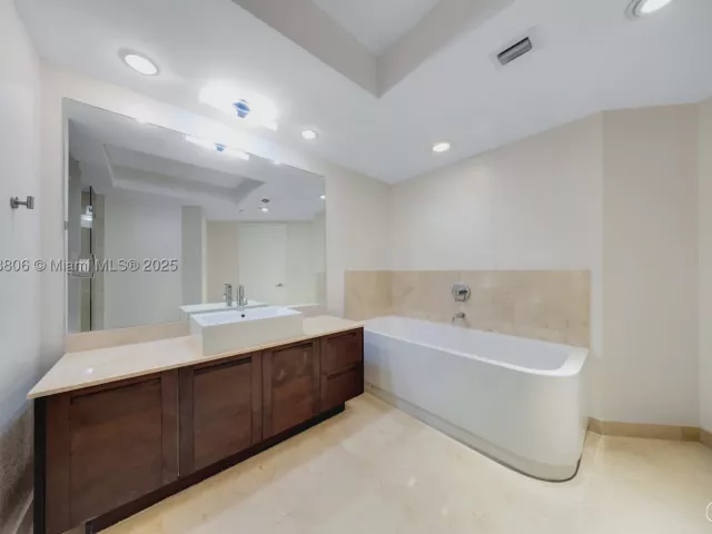 3-bedroom condo for sale in Sunny Isles Beach - 150 Sunny Isles Blvd 601 - MondialRealty