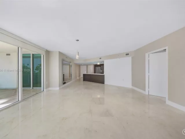 3-bedroom condo for sale in Sunny Isles Beach - 150 Sunny Isles Blvd 601 - MondialRealty