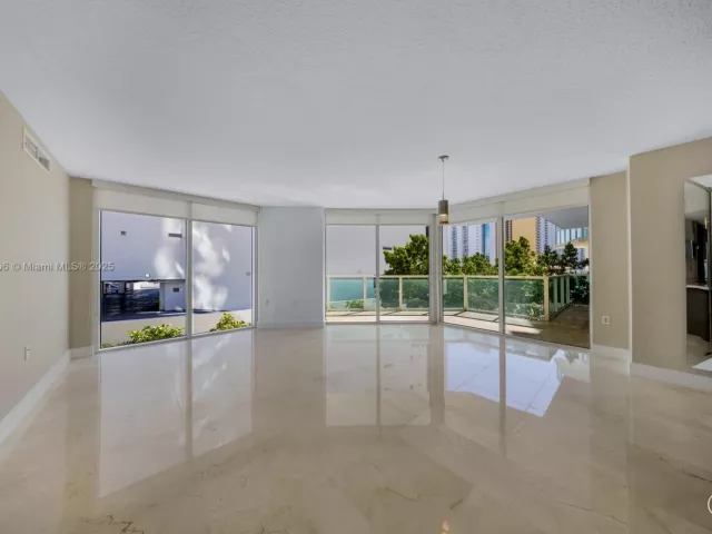 3-bedroom condo for sale in Sunny Isles Beach - 150 Sunny Isles Blvd 601 - MondialRealty