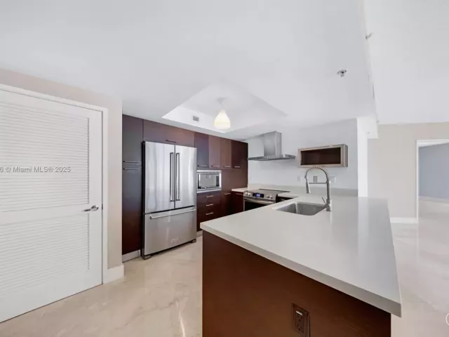 3-bedroom condo for sale in Sunny Isles Beach - 150 Sunny Isles Blvd 601 - MondialRealty