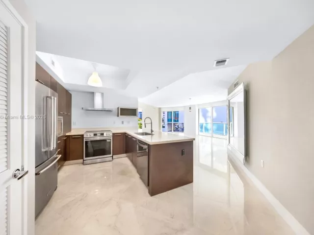 3-bedroom condo for sale in Sunny Isles Beach - 150 Sunny Isles Blvd 601 - MondialRealty