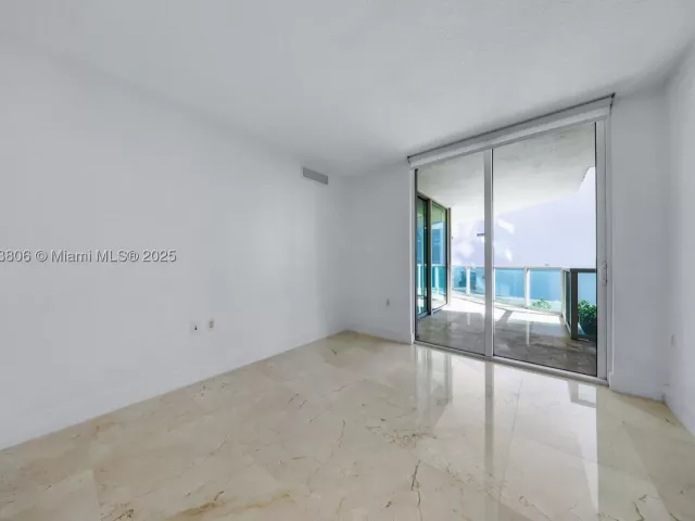 3-bedroom condo for sale in Sunny Isles Beach - 150 Sunny Isles Blvd 601 - MondialRealty