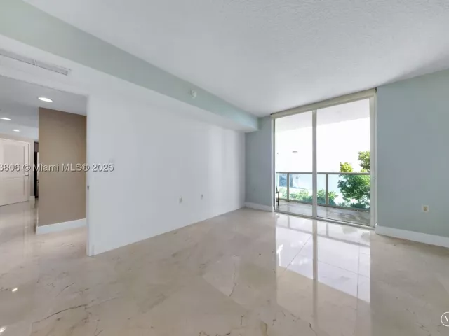 3-bedroom condo for sale in Sunny Isles Beach - 150 Sunny Isles Blvd 601 - MondialRealty