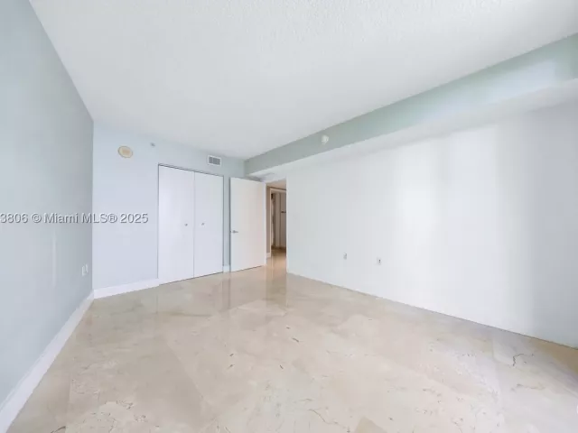 3-bedroom condo for sale in Sunny Isles Beach - 150 Sunny Isles Blvd 601 - MondialRealty