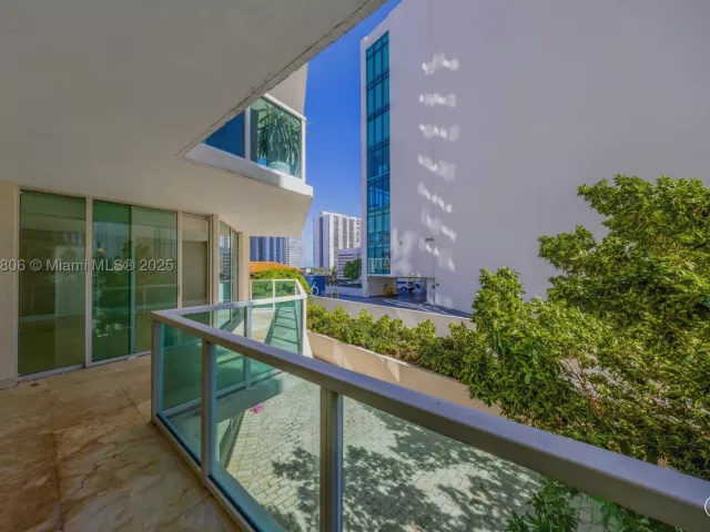 3-bedroom condo for sale in Sunny Isles Beach - 150 Sunny Isles Blvd 601 - MondialRealty