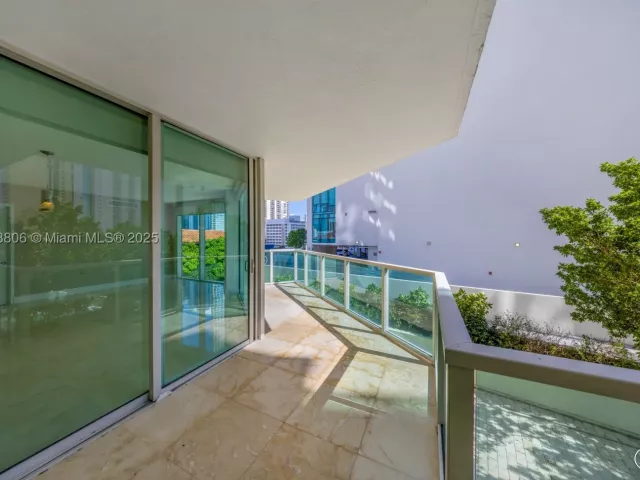 3-bedroom condo for sale in Sunny Isles Beach - 150 Sunny Isles Blvd 601 - MondialRealty
