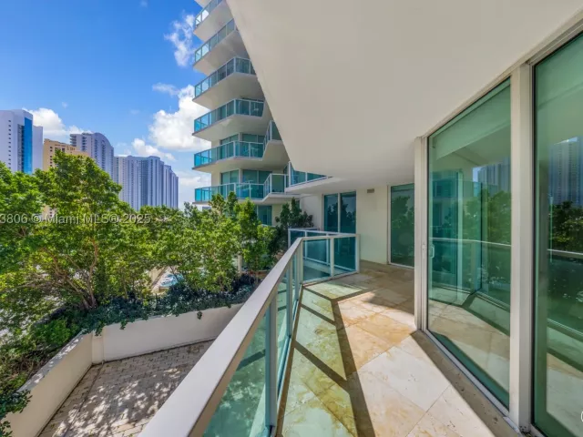 3-bedroom condo for sale in Sunny Isles Beach - 150 Sunny Isles Blvd 601 - MondialRealty