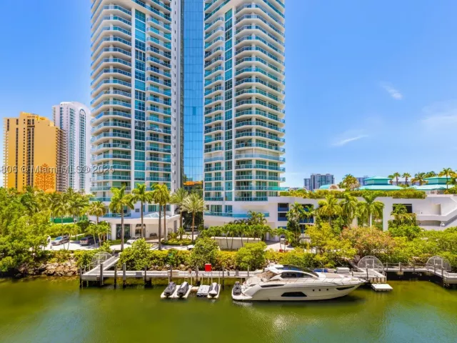 3-bedroom condo for sale in Sunny Isles Beach - 150 Sunny Isles Blvd 601 - MondialRealty