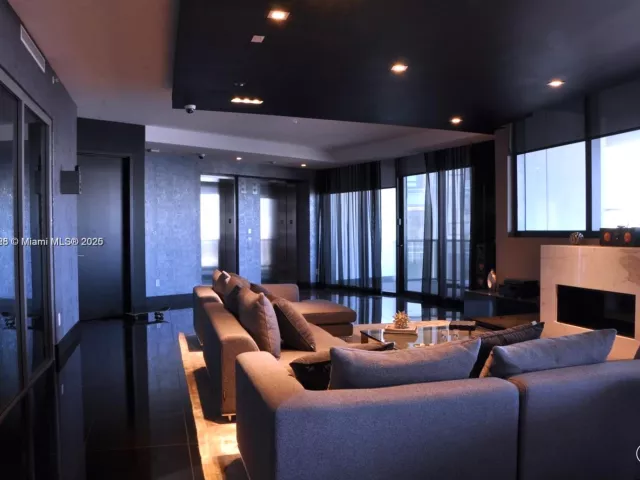 4-bedroom condo for sale in Sunny Isles Beach - 18555 Collins Ave 1803 - MondialRealty