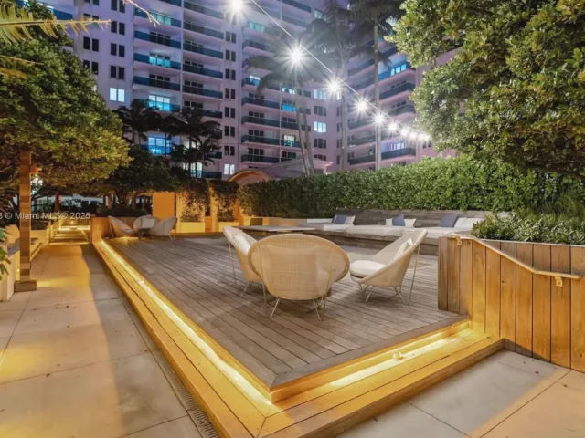 3-bedroom condo for sale in Miami Beach - 2301 Collins Ave 1432 - MondialRealty