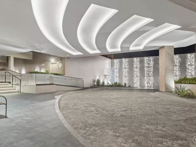 3-bedroom condo for sale in Miami Beach - 2301 Collins Ave 1432 - MondialRealty