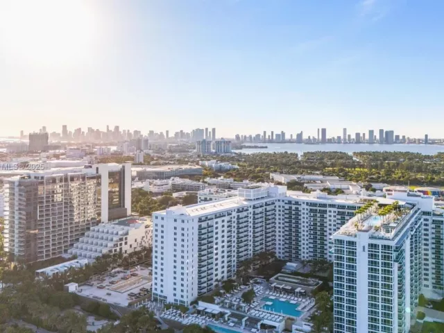 3-bedroom condo for sale in Miami Beach - 2301 Collins Ave 1432 - MondialRealty