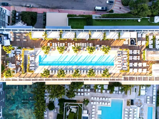 3-bedroom condo for sale in Miami Beach - 2301 Collins Ave 1432 - MondialRealty