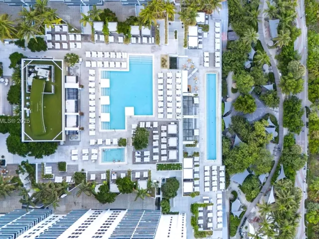 3-bedroom condo for sale in Miami Beach - 2301 Collins Ave 1432 - MondialRealty