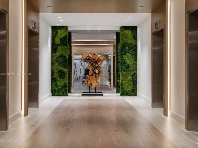 3-bedroom condo for sale in Miami Beach - 2301 Collins Ave 1432 - MondialRealty